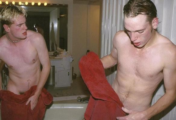 20P Fair haired twinks masturbating and sucking while taking a bath
