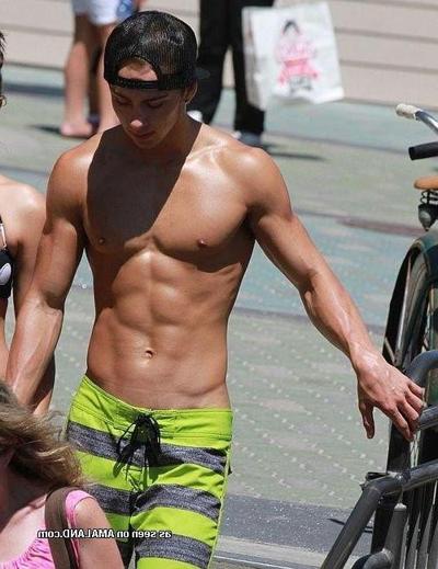10P Shirtless amateur hunks show off their hot sexy bodies