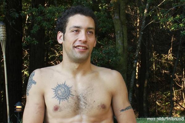 15P Los campistas golpean en grupo a un semental desgarrado atado a un árbol en el bosque.