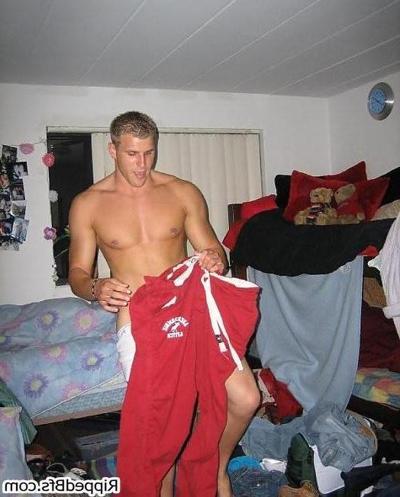 10P Hot young guys love to show their mascular body on cam