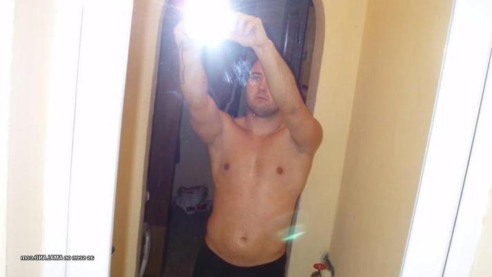 15P Gym hottie exposes his veiny cock