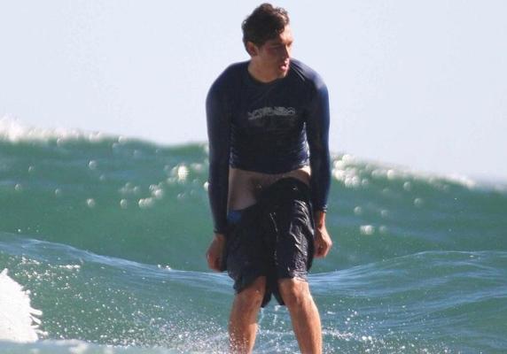 16P Hot hunk surfing in the nude
