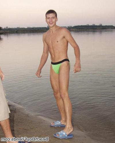 10P Amateur boys with nice upper body is topless at the beach