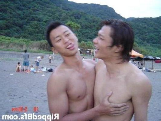 10P Topless dude flex his muscles in different positions outdoor