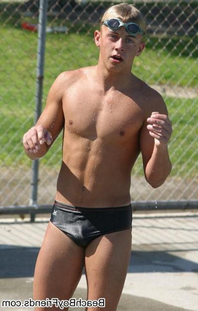 10P Des mecs musclés avec un beau corps posent seins nus à la plage