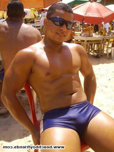 10P Sexy bodied dude is topless at the beach posing their abs