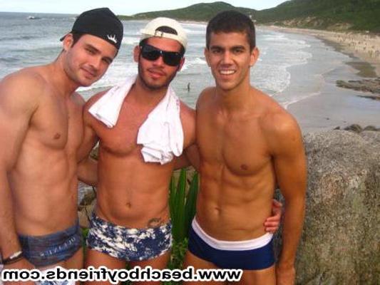 10P Caras bonitos estão de topless na praia mostrando alguns abdominais
