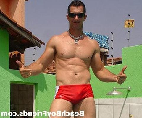 10P Sexy amateur hunks posing in their trunks on the beach