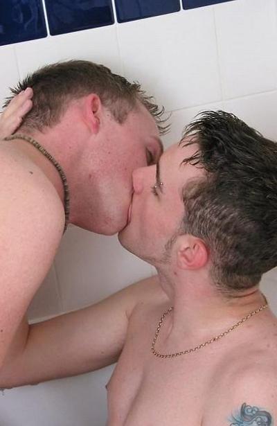 20P Twink couple washing and having mutual oral fun in a bathroom