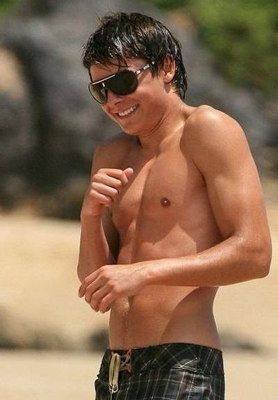 15P Le célèbre étalon Zac Efron est superbe lorsqu'il est à moitié nu