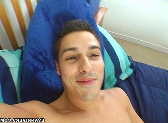 16P Evan vous invite à plonger dans un monde gay.