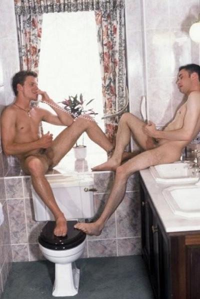 20P Sementales rubios y de pelo oscuro chupando y follando en un baño