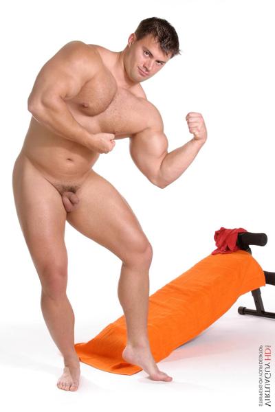 15P Beau mec montrant ses muscles et sa bite