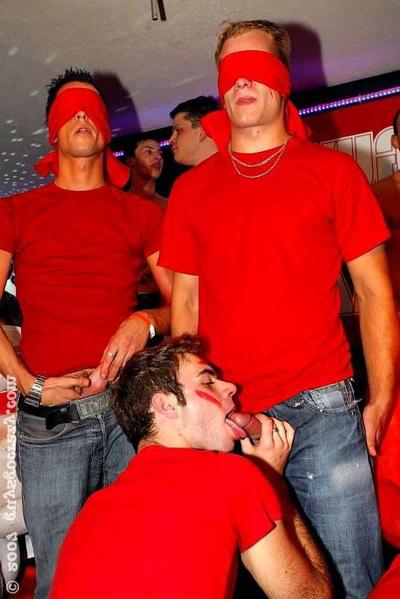 20P Gays vendados precisam adivinhar quem os está chupando