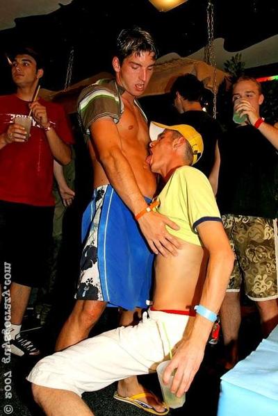 20P Während der Frühlingsferien ficken College-Jungs wie die Kaninchen
