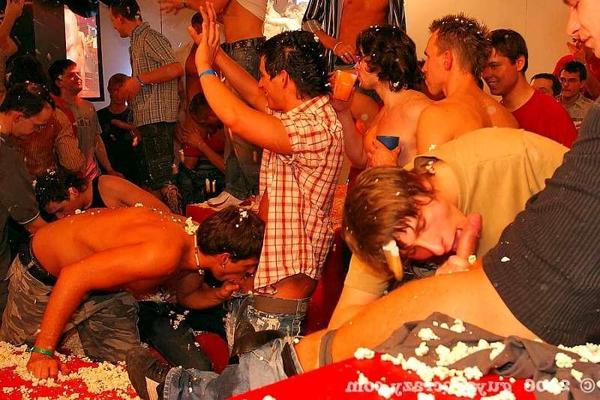 20P Gay amateurs get their throats banged by strippers