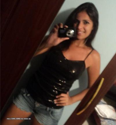 10P Collection of a hottie Spanish babe's sexy selfpics