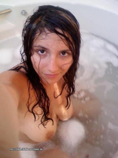 10P Spanish honey displays her fine tits while selfshooting