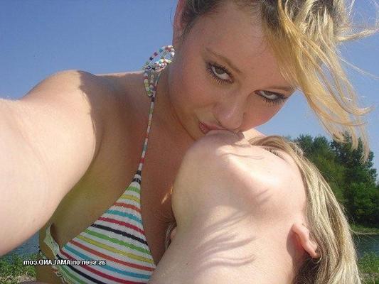 10P Amantes lesbianas besándose delante de sus amigos