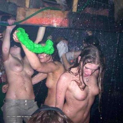 16P Picture set of wild amateur lesbian parties
