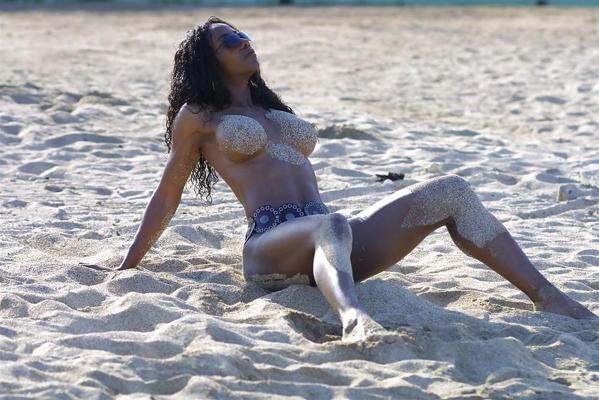 25P BUSTY EBONY ON THE BEACH