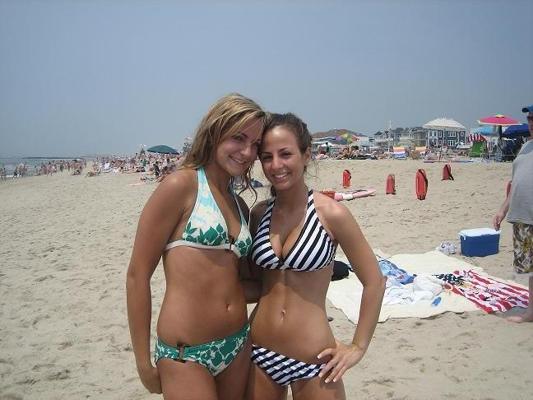 16P Pictures of a pretty girlfriend wearing sexy thongs