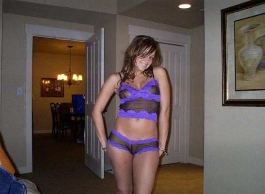 16P Topless amateur babes in sexy poses