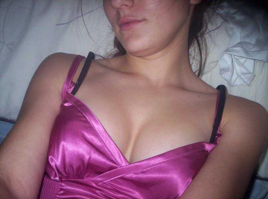 15P Pictures of pretty GFs flaunting their sexy bodies