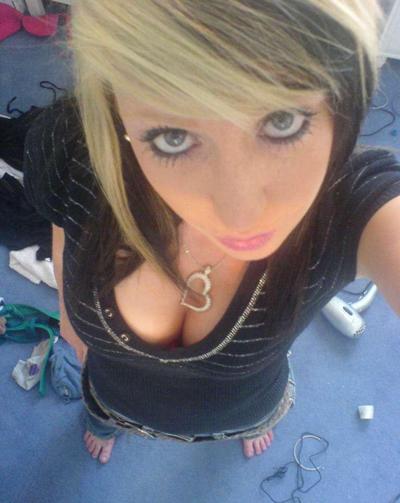 15P Photos d'une blonde posant nue dans la salle de bain