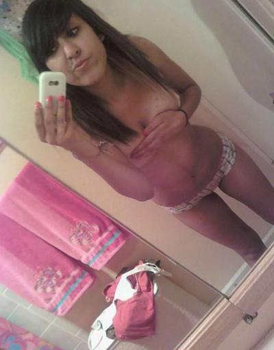 15P Pictures of babes camwhoring for their flings