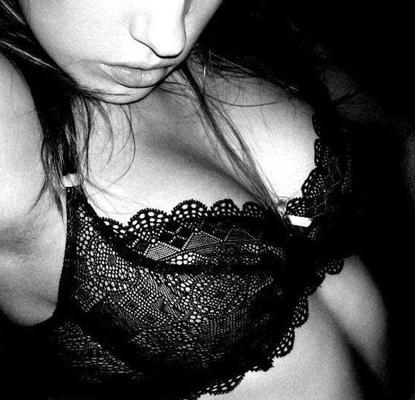 15P Série de photos de filles aux gros seins qui se photographient elles-mêmes