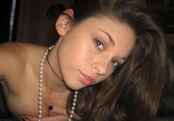 15P Pictures of Tracy getting kinky with her camera