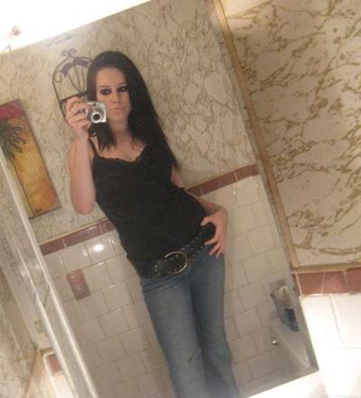 15P Photo compilation of a naked pretty girl's hot selfpics