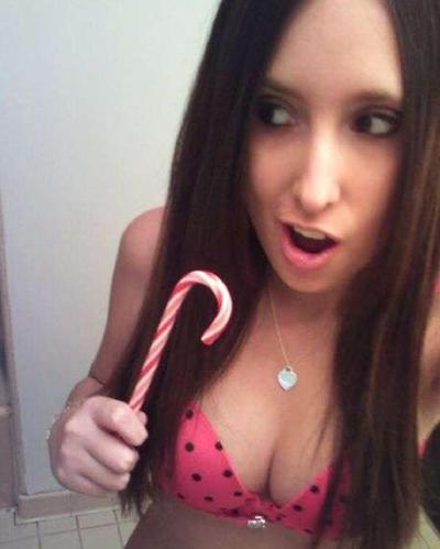 15P Gorgeous amateur girls posing on camera naked