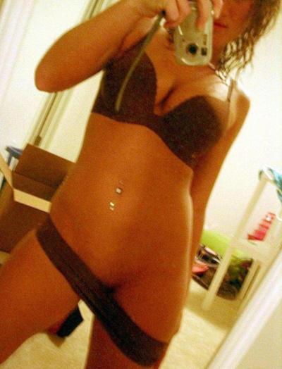 15P Fotozusammenstellung von sich selbst schießenden heißen Babes