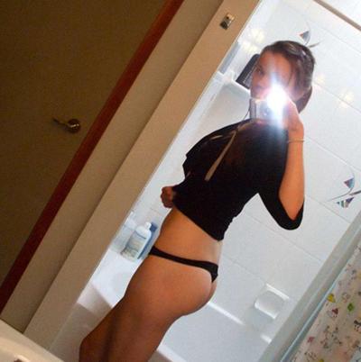 15P Picture gallery of topless chicks self-shooting