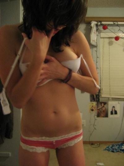 15P Fotos einer Blondine, die nackt im Badezimmer posiert