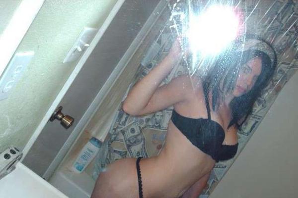 15P Compilation de photos des selfpics chauds d'une jolie fille nue