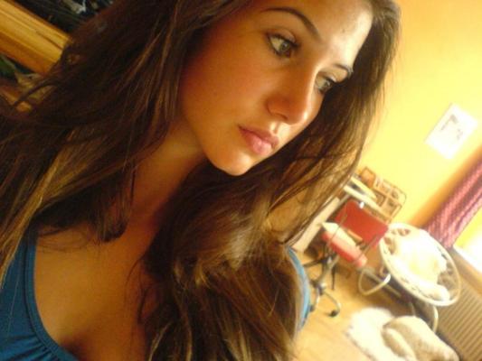 15P Selfpics de brune nue