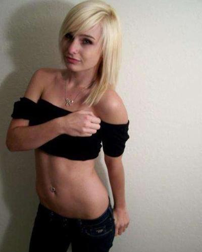 15P Pictures of gorgeous busty babes self-shooting