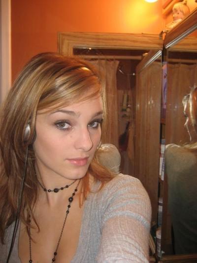 15P Gorgeous amateur girls posing on camera naked
