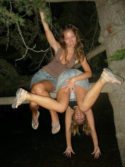 16P Hot naked babes making good use of their camera phones