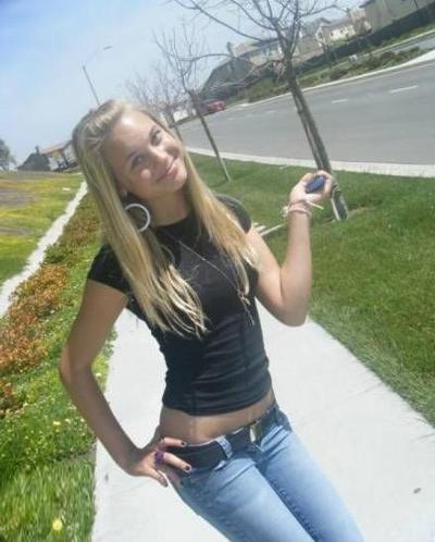 16P Naked babes making good use of their camera phones