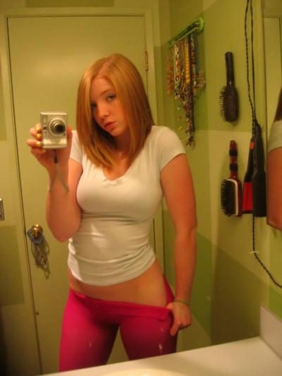16P Pictures of a pretty girlfriend wearing sexy thongs