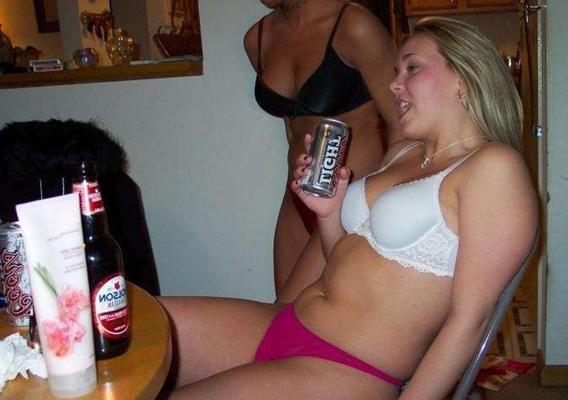 16P Fresh amateur girls flashing perky tits and shaved pussies