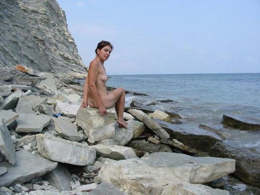 15P Amateur mature lady showing off nude outdoors