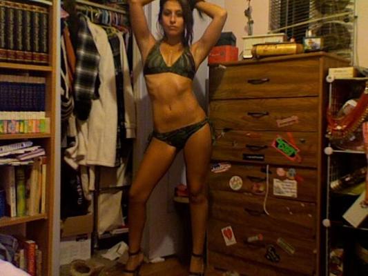16P Fotos von einem Babe, das seinen schönen Arsch und seine gepiercte Muschi zur Schau stellt