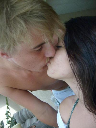 16P Fotos von einer dunkelhaarigen heißen Frau, die gerne vor der Kamera neckt