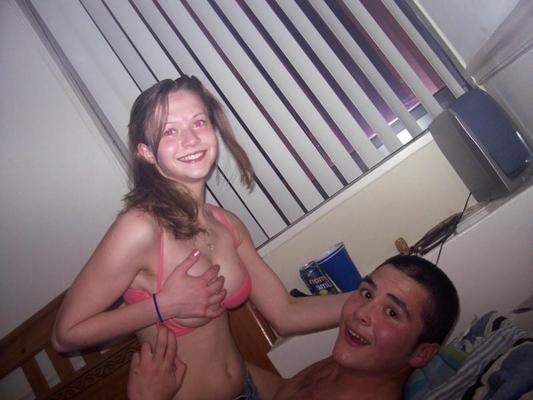 16P Photos chaudes en gros plan d'une chatte amateur humide
