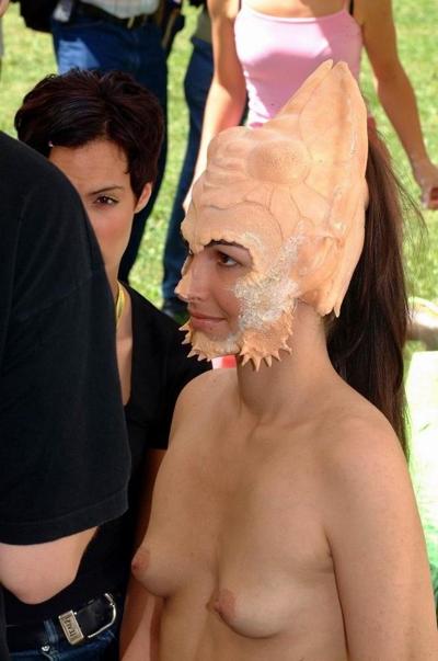 16P Des fêtards ivres sucent et baisent lors d'une orgie sexuelle sauvage